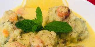 Ένα μπολ με ζεστά γιουβαρλάκια αυγολέμονο, με την χαρακτηριστική κρεμώδη σάλτσα.