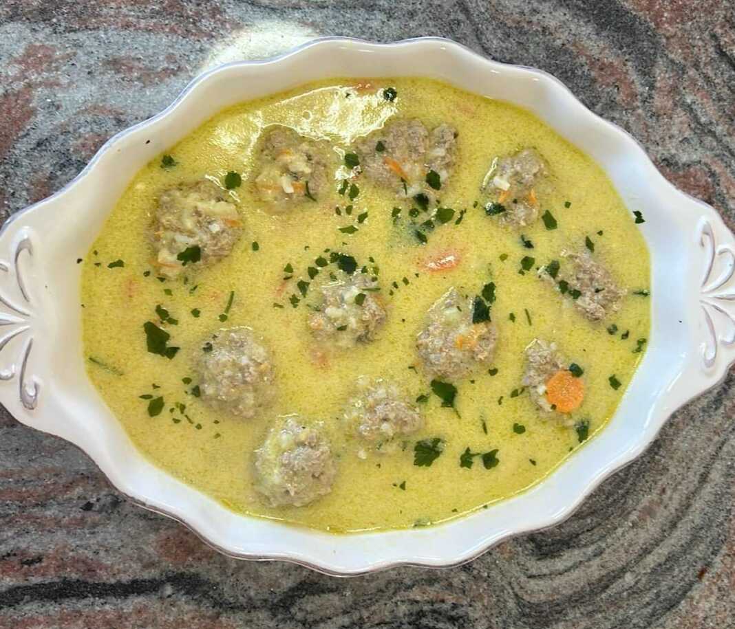 Γιουβαρλάκια με σάλτσα Γιουρτιού