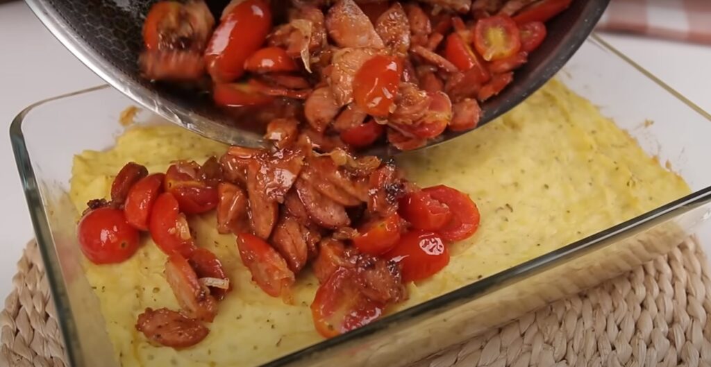 Γκρατέν με ντομάτες πατάτες και λουκάνικα