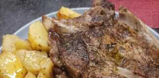 Χοιρινές μπριζόλες λαιμού στον φούρνο με πατάτες