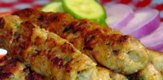 Ζουμερά κοτόπουλο λουλά κεμπάπ ψημένα στη σχάρα, σερβιρισμένα ζεστά.