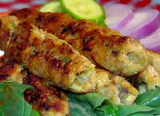 Ζουμερά κοτόπουλο λουλά κεμπάπ ψημένα στη σχάρα, σερβιρισμένα ζεστά.