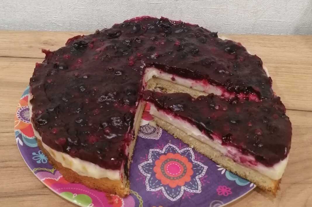 Σπιτική κρεμόπιτα με λαχταριστή κρέμα και γέμιση από ζουμερά κεράσια.