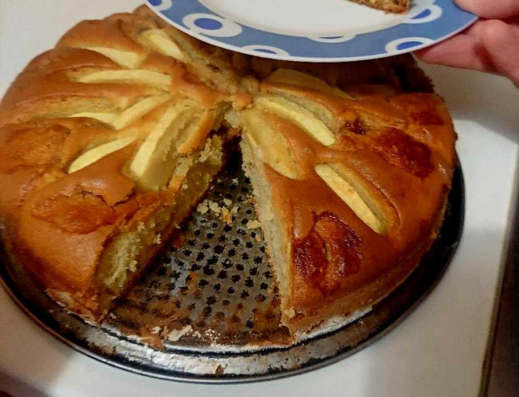 Κέικ με σταγόνες μήλου και μαρμελάδας