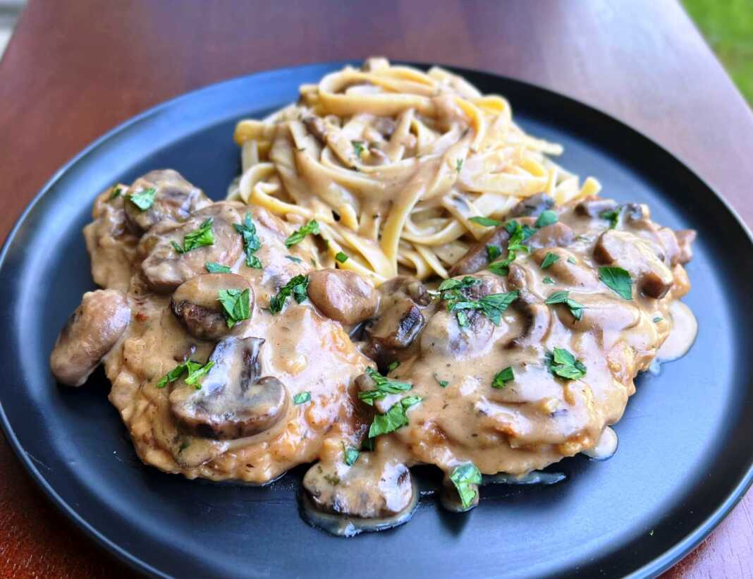 Ζουμερό κοτόπουλο περιχυμένο με κρεμώδη σάλτσα μανιταριών και κρασιού.