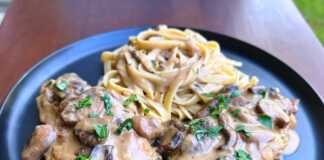 Ζουμερό κοτόπουλο περιχυμένο με κρεμώδη σάλτσα μανιταριών και κρασιού.