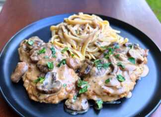 Ζουμερό κοτόπουλο περιχυμένο με κρεμώδη σάλτσα μανιταριών και κρασιού.