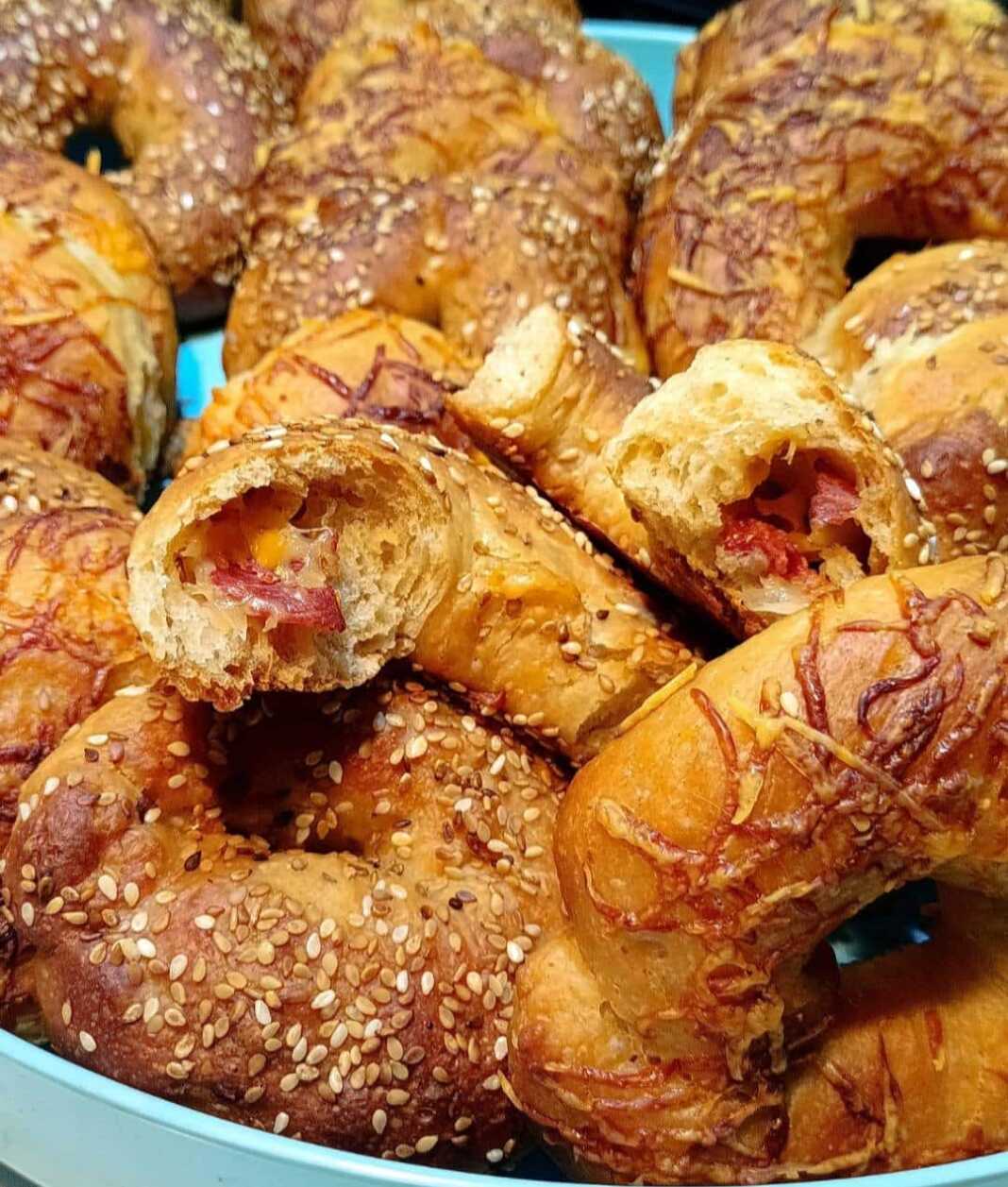 Κουλουράκια γεμιστά με τυρί και παστουρμά