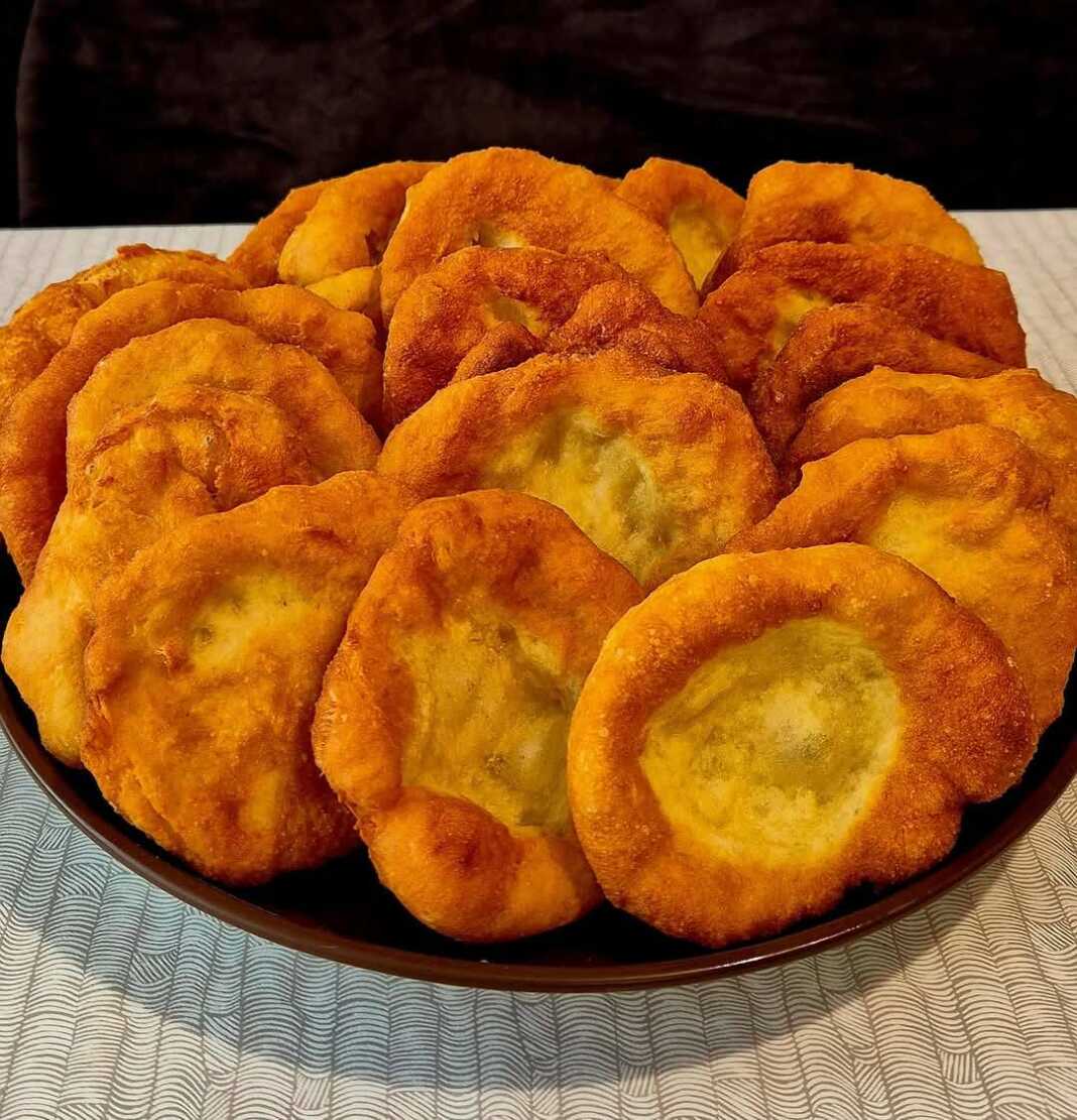 Λαχταριστές μαλακές τηγανίτες σερβιρισμένες.