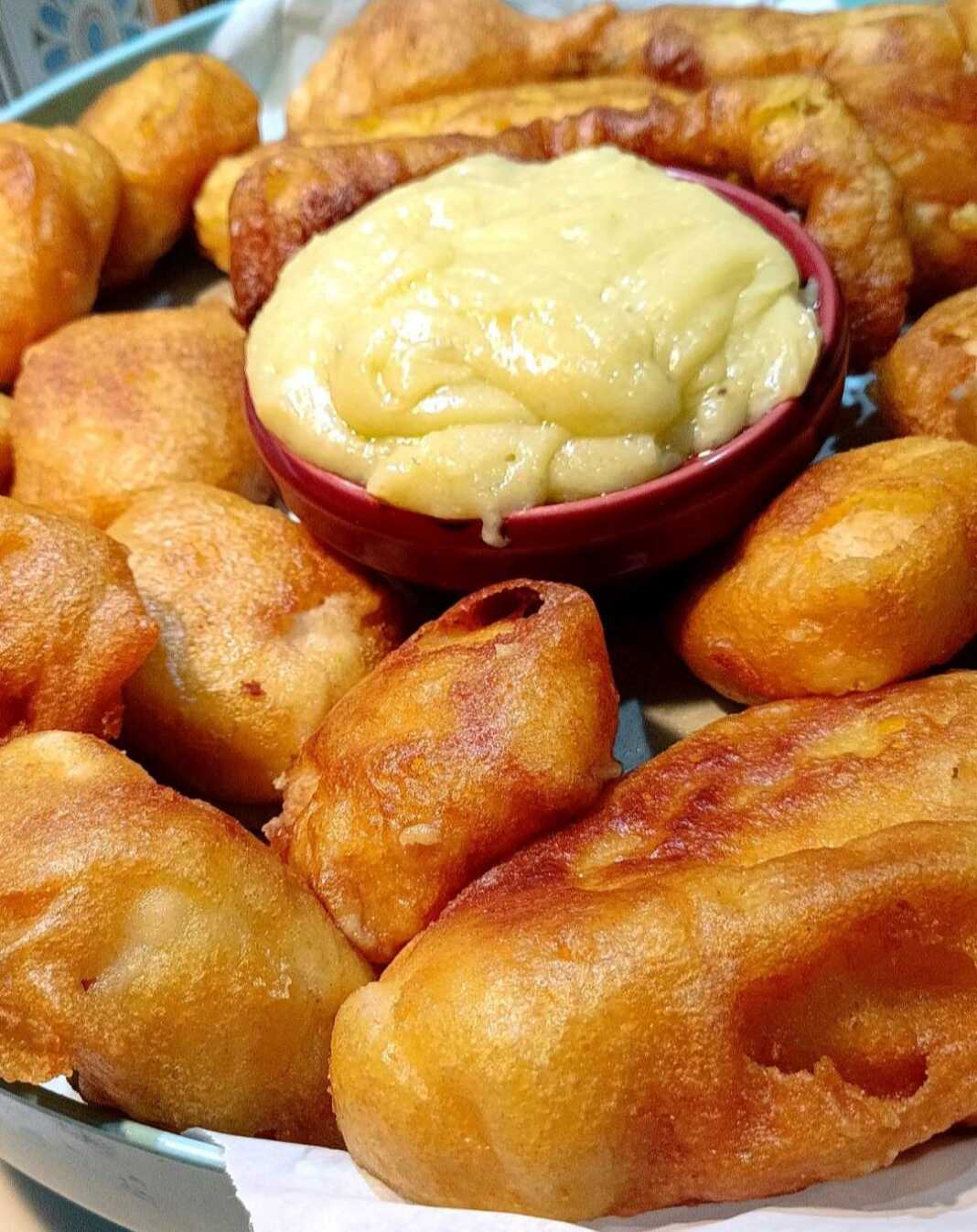 Πιάτο με τηγανητό μπακαλιάρο και μια γενναία κουταλιά σκορδαλιά πατάτας.