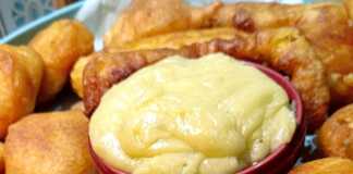 Πιάτο με τηγανητό μπακαλιάρο και μια γενναία κουταλιά σκορδαλιά πατάτας.