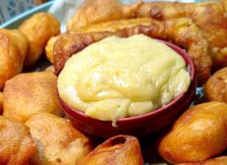 Χρυσαφένια κομμάτια τηγανητού μπακαλιάρου δίπλα σε μια μπολ με κρεμώδη σκορδαλιά πατάτας και φρέσκο μαϊντανό