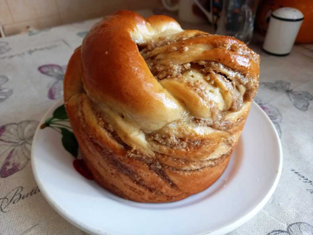 Σιροπιαστά Πασχαλινά Κέικ με καρύδια