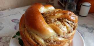 Σιροπιαστά Πασχαλινά Κέικ με καρύδια