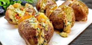 Πατάτες σκόρδου με ντρέσινγκ στο φούρνο Πατάτες σκόρδου ψημένες στο φούρνο με κρεμώδες ντρέσινγκ σε ένα πιάτο.