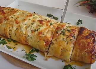 Ένα χρυσαφένιο ρολό από φέτες πατάτας και λιωμένο τυρί γεμιστό με ζουμερό κιμά και μυρωδικά