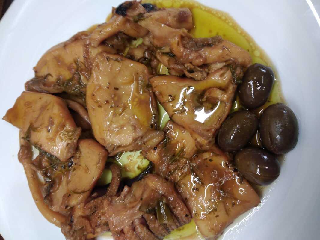 σουπιες με ούζο και ελιές