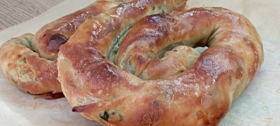 Τραγανά ρολάκια σπανακόπιτας σε ταψί, με χρυσαφένιο χρώμα.