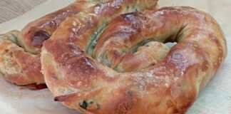 Τραγανά ρολάκια σπανακόπιτας σε ταψί, με χρυσαφένιο χρώμα.