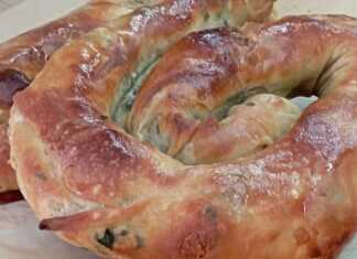 Τραγανά ρολάκια σπανακόπιτας σε ταψί, με χρυσαφένιο χρώμα.