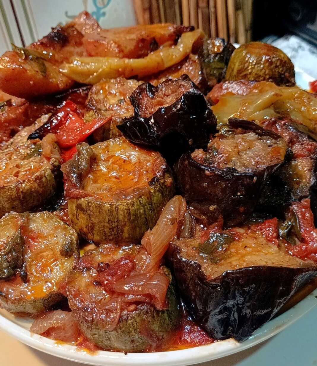 Φωτογραφία με ένα ταψί γεμάτο πολύχρωμο τουρλού λαχανικών φούρνου.