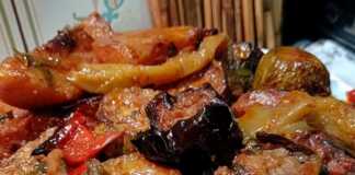 Φωτογραφία με ένα ταψί γεμάτο πολύχρωμο τουρλού λαχανικών φούρνου.