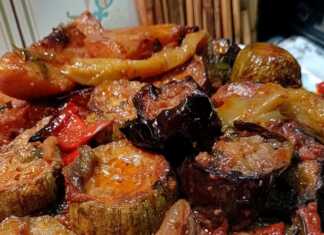 Φωτογραφία με ένα ταψί γεμάτο πολύχρωμο τουρλού λαχανικών φούρνου.