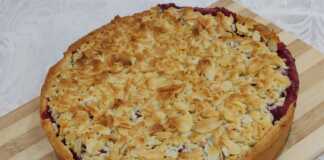 Τριμμένη πίτα με γέμιση κατεψυγμένων φρούτων του δάσους