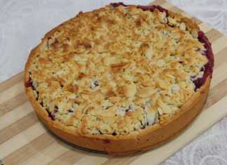 Τριμμένη πίτα με γέμιση κατεψυγμένων φρούτων του δάσους