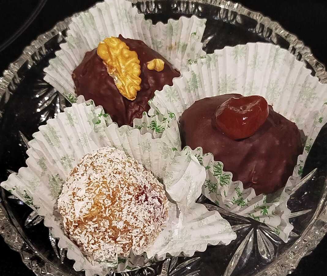 troufakiaKantaifi Σπιτικά τρουφάκια με κανταΐφι, καρύδια και γλυκό πορτοκάλι, επικαλυμμένα με λιωμένη σοκολάτα.