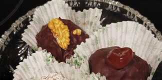 Σπιτικά τρουφάκια με κανταΐφι, καρύδια και γλυκό πορτοκάλι, επικαλυμμένα με λιωμένη σοκολάτα.