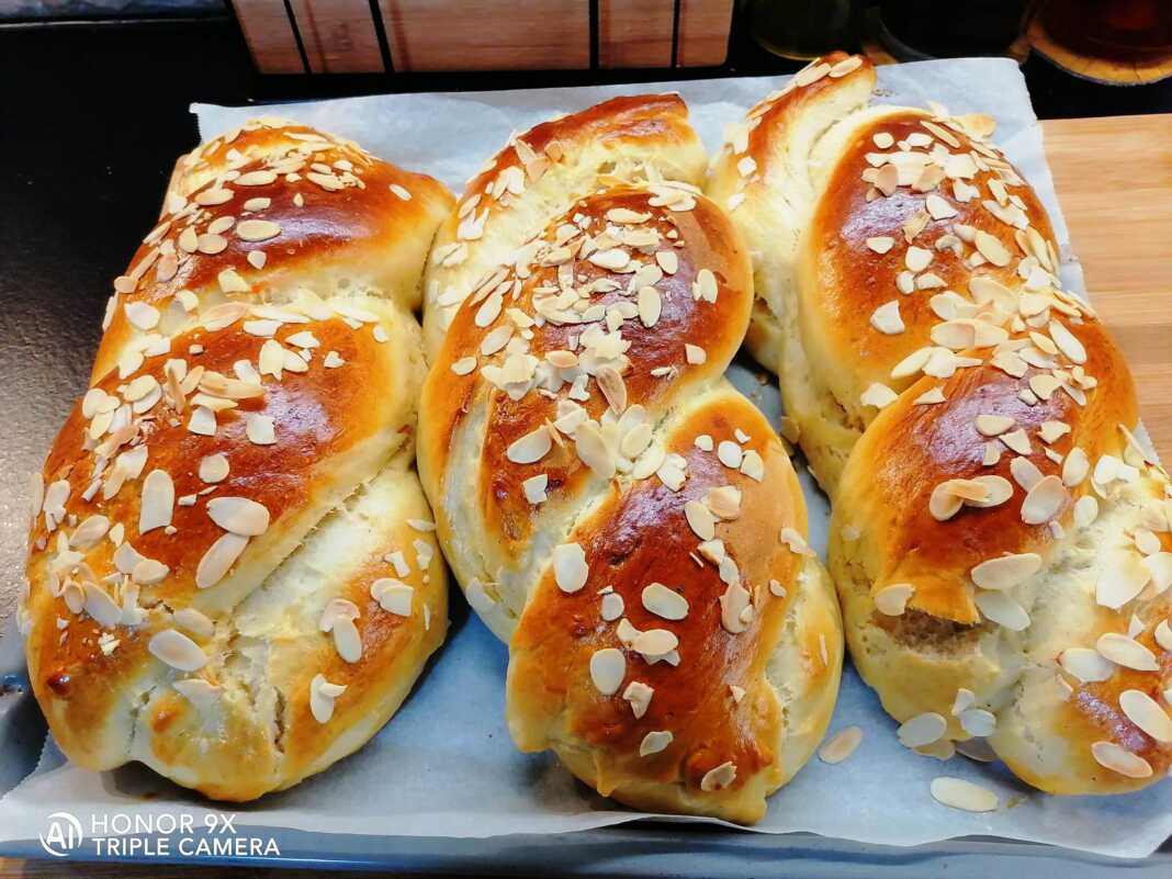 Τσουρεκάκια με ζαχαρούχο