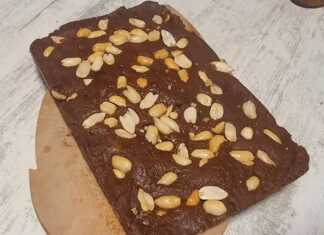 Ένα μερος σπιτικού καφέ χαλβά με εμφανή κομμάτια φιστικιών στην επιφάνεια.