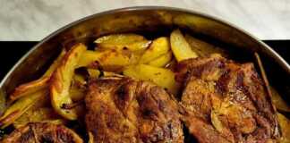 Λαχταριστές μπριζόλες λαιμού χοιρινές με κόκαλο ψημένες στο φούρνο μαζί με αρωματικές πατάτες. Ένα εύκολο και χορταστικό γεύμα.