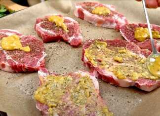 Φέτες χοιρινού λαιμού με μουστάρδα και πατάτες