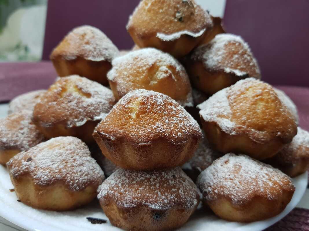 cupcakes Ατομικά κεκάκια με χρυσαφένιο χρώμα σε χάρτινες θήκες.