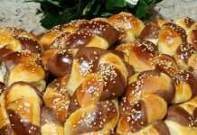 Δίχρωμα μίνι τσουρεκάκια!! Δίχρωμα μίνι τσουρεκάκια σε πιατέλα, έτοιμα για σερβίρισμα.