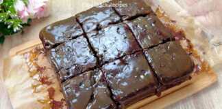 Ένα κομμάτι Black Forest Cake με σοκολατένιο παντεσπάνι, κεράσια και σάλτσα toffee.