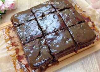 Ένα κομμάτι Black Forest Cake με σοκολατένιο παντεσπάνι, κεράσια και σάλτσα toffee.