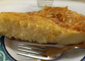 Λαχταριστή γαλατόπιτα με χρυσαφένια κρούστα σε ένα πιάτο.