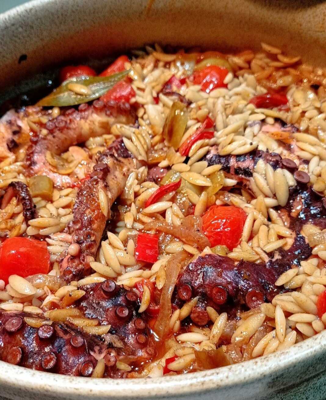 Ένα πήλινο γιουβέτσι με χταπόδι, κριθαράκι και λαχανικά που σιγοψήνονται στο φούρνο.