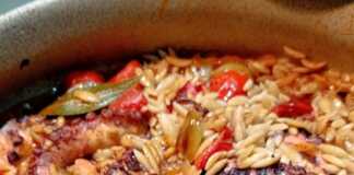 Ένα πήλινο γιουβέτσι με χταπόδι, κριθαράκι και λαχανικά που σιγοψήνονται στο φούρνο.