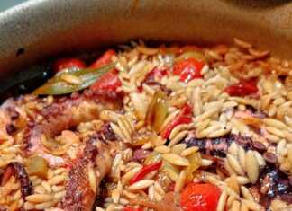 Ένα πήλινο γιουβέτσι με χταπόδι, κριθαράκι και λαχανικά που σιγοψήνονται στο φούρνο.