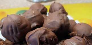 Σπιτικά σοκολατάκια με κορν φλέικς και γιαούρτι, βουτηγμένα σε λιωμένη σοκολάτα.