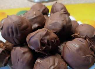 Σπιτικά σοκολατάκια με κορν φλέικς και γιαούρτι, βουτηγμένα σε λιωμένη σοκολάτα.