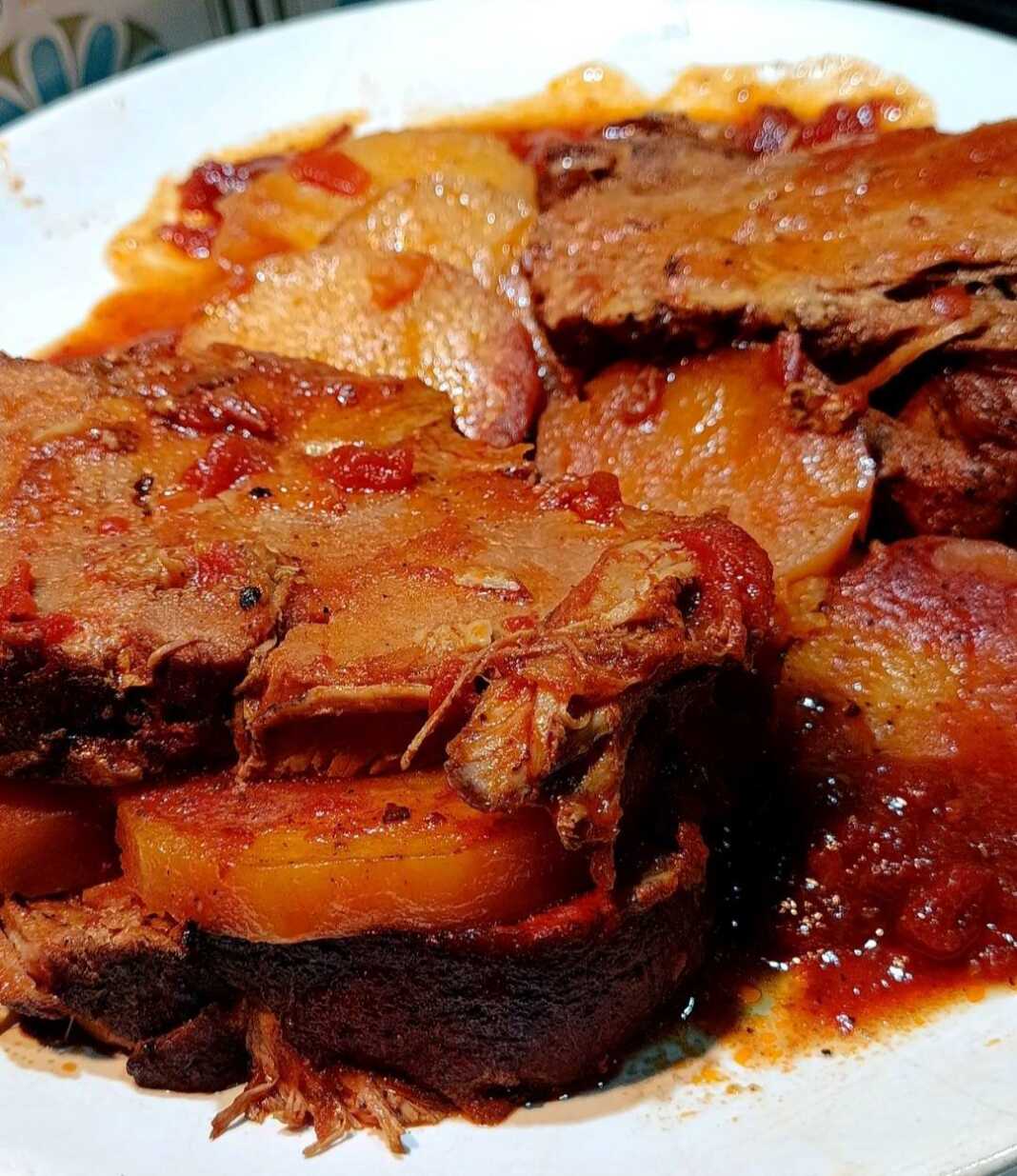 Χοιρινό Κυκλαδίτικο Ρόστο Κοκκινιστό