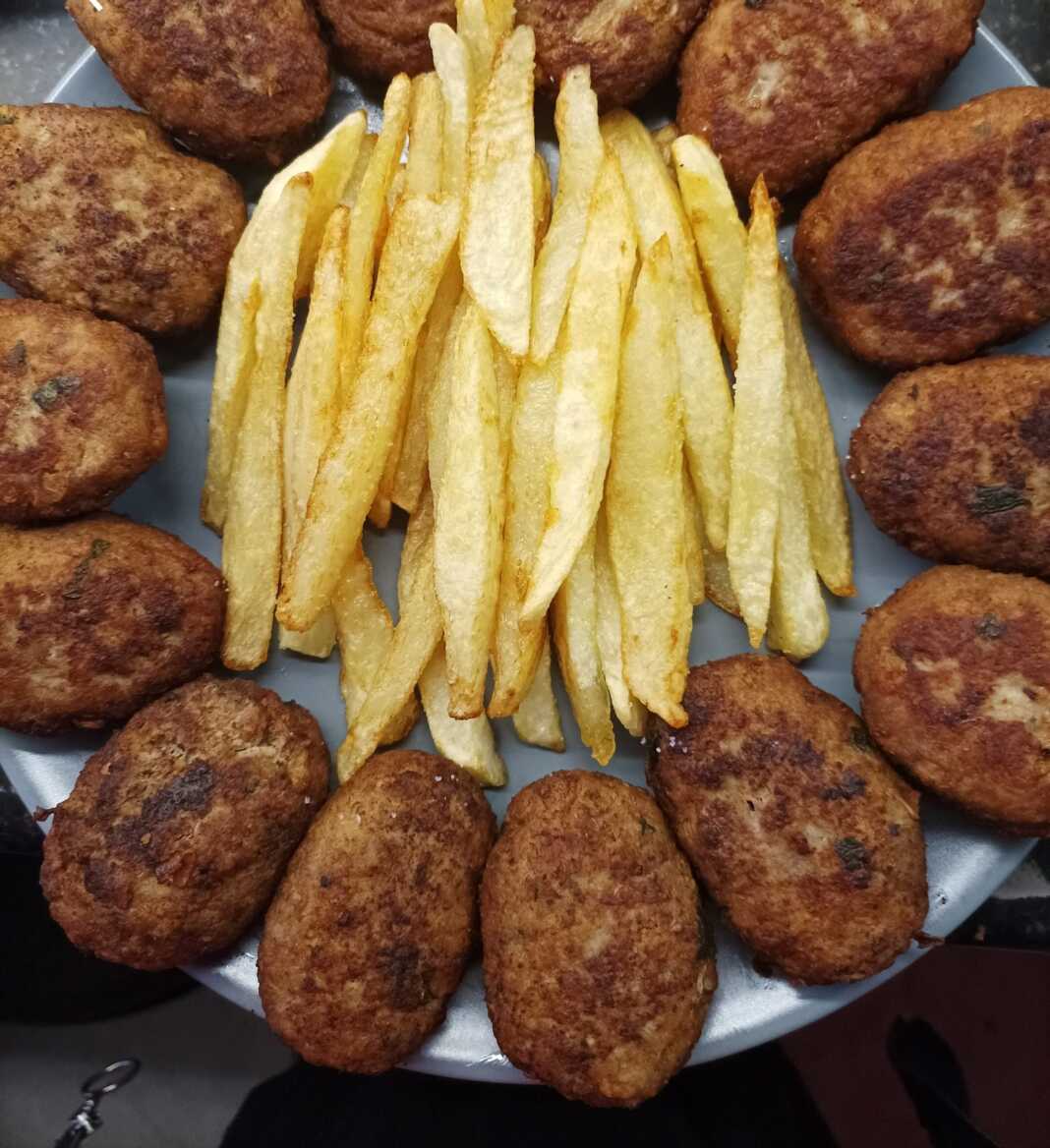 Λαχταριστοί Κεφτέδες Κύπρου σερβιρισμένοι σε πιάτο.