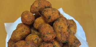 Πιάτο με τηγανητούς, χρυσαφένιους πατατοκεφτέδες με κομματάκια μανιταριών.
