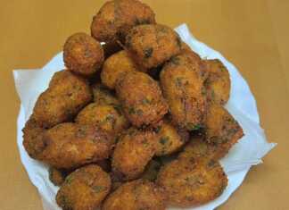 Πιάτο με τηγανητούς, χρυσαφένιους πατατοκεφτέδες με κομματάκια μανιταριών.