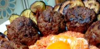 Κεφτέδες με στραπατσάδα και τηγανιτά λαχανικά Κεφτέδες με στραπατσάδα και τηγανιτά λαχανικά